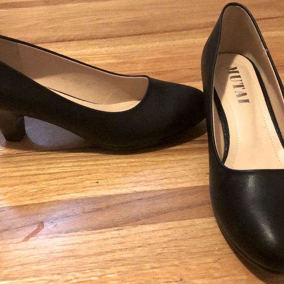 Black short heels - Picture 1 of 7